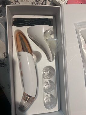White and Gold Electric Facial Pore Vacuum with Multiple Tips